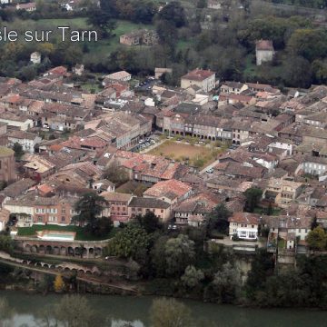 Lisle sur Tarn: La place aux couverts, ornée de la fontaine du Griffoul, est la plus grande du sud-ouest et témoigne encore de l’importante prospérité économique de cette cité.